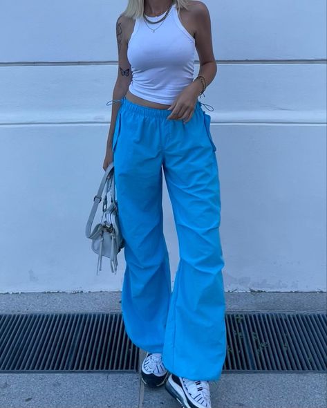 parachute pants inspiration outfit Light Blue Parachute Pants Outfit, Girly Cargo Pants Outfit, Parasut Pants Outfit, Blue Parachute Pants Outfit, Parashoot Pants Outfit, Bershka Parachute Pants, Pastel Blue Outfit, Parachute Pants Outfit, Uni Fits