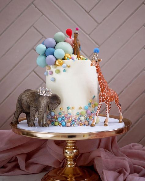 Safari Cake Ideas, Safari Birthday Cake, Desserts At Home, Idea Cake, Giraffe Party, Animal Themed Birthday Party, Safari Cake, Minnie Mouse Birthday Party Decorations, Animal Birthday Cakes