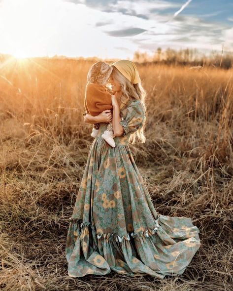 Mother Daughter Western Photoshoot, Outdoor Mothers Day Photoshoot, Motherhood Minis, Daughter Pictures, Mother Daughter Pictures, Mother Daughter Photoshoot, Boho Mother, Mother Daughters, Western Photoshoot