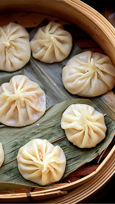 Steamed Food, Dim Sum Dumplings, Xiao Long Bao, Dim Sum Recipes, Soup Dumplings, Bamboo Steamer, Chinese Dumplings, Dumplings Recipe, Pot Stickers