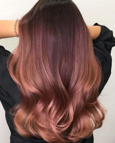 Rose Gold Hair Color Trend - deep rose gold hair // Notjessfashion.com Rose Hair Color, Rose Gold Hair Color, Gold Hair Color, Brown Ombre Hair Color, Gold Hair Colors, Hair Color Rose Gold, Brown Ombre Hair, Look Rose, Hair Brunette