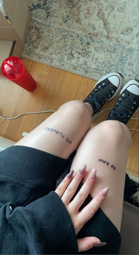 Knee Ditch Tattoo, Over The Knee Tattoo Words, Tattoo Baddie, Tattoo Above Knee, Simbols Tattoo, Swag Tattoo, Punk Tattoo, Knee Tattoo, No Rain