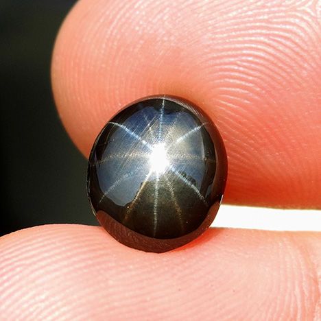 A black star sapphire with one set of golden rays and another set of silver rays. Star Sapphire Stone, Black Star Sapphire, Stars Jewelry, Sapphire Eyes, Stone World, Quartz Geode, Black Sapphire, Star Sapphire, Star Jewelry