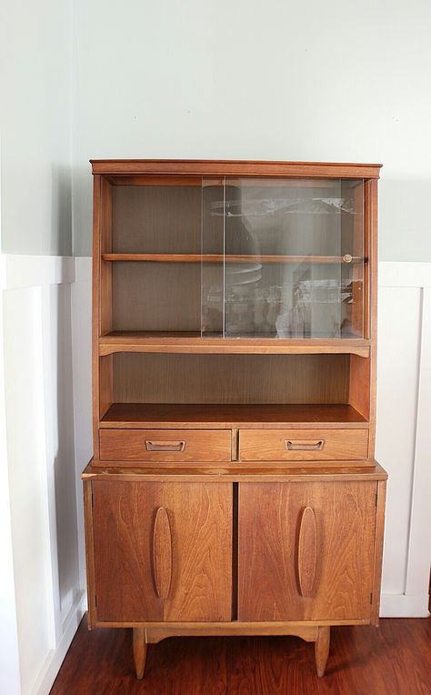 Garrison furniture hutch Mcm Hutch Makeover, Mcm China Cabinet, 50s Farmhouse, Mcm Hutch, Hutch Decorating Ideas, Hutch Modern, Mid Century Modern Hutch, Mid Century Modern China Cabinet, Mid Century Hutch