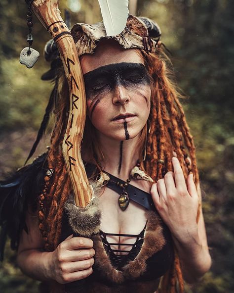 1,477 Likes, 26 Comments - Lu (@lurija_ylfa) on Instagram: “Halloween steht so langsam vor der Tür 🎃 Juhuuuu verkleiden !! Ich liebe Halloweenpartys 😁 Deshalb…” Viking Makeup, Amen Ra, Viking Aesthetic, Halloweenský Makeup, Viking Cosplay, Viking Costume, Viking Hair, Witchy Fashion, Halloween Make Up