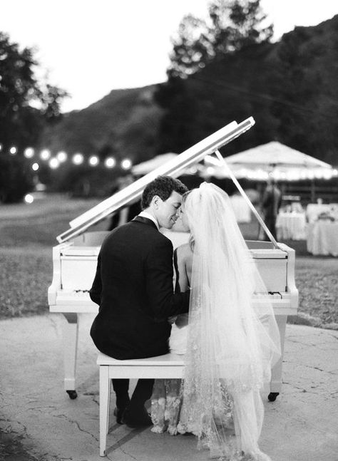 Music Theme Wedding, Theme Wedding Ideas, Piano Wedding, Ojai Wedding, Music Themed Wedding, Boda Mexicana, Mod Wedding, Wedding Music, Wedding Photography Poses