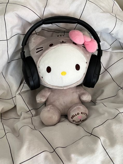 hello kitty
hello kitty listening to music
hello kitty with headphones 
hello kitty pusheen Hello Kitty Pusheen, Black Hello Kitty, Headphones Bluetooth, Fashionable Jewelry, Pusheen, Noise Cancelling, Listening To Music, Soft Toy, Stuffed Animal