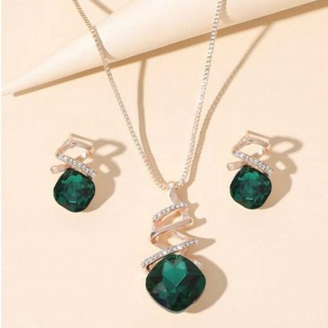 This Stunning Jewelry Set From Shein Is Sure To Turn Heads. The Beautiful Emerald Green Crystals Are Set In A Gold-Colored Material That Complements Any Outfit. The Set Includes Both Earrings And A Necklace, Making It Easy To Accessorize For Any Occasion. The Main Stone Shape Is An Elegant Emerald, And The Crystals Are A Gorgeous Shade Of Green. Perfect For Those Who Want To Add A Touch Of Sparkle To Their Wardrobe. Emerald Green Jewelry Set, Green Jewelry Set, Green Crystal Necklace, Black Obsidian Necklace, Emerald Green Crystal, Marvel Dr, Horn Pendant Necklace, Velvet Choker Necklaces, Tube Necklace