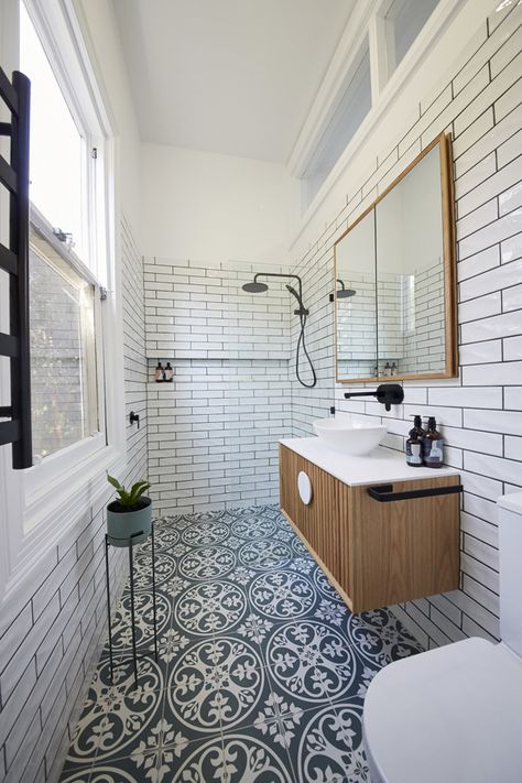 Bathroom Ideas Moroccan Style, Victorian Tiled Bathroom, Small Ensuite Design, Small Narrow Bathroom Design, Narrow Ensuite Layout, Narrow Master Suite Layout, Narrow Bathroom Uk, Small Ensuite Bathroom Ideas Narrow, Bedroom Ensuite Layout