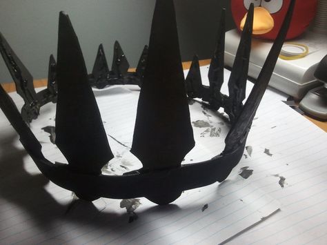 Chariot crown Tutorial by sab455.deviantart... on @deviantART. Perfect for a mad/corrupt king or queen , eh!? Gothic Goddess, Crown Tutorial, Dracula Costume, Cosplay Crown, King Craft, Larp Props, Make A Crown, Handmade Crown, Anime Cosplay Ideas