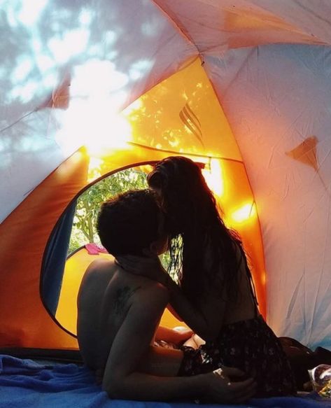 YOU & I on Twitter: "you and 4@? https://t.co/fCdWpN80LW" / Twitter Camping Date, Hippie Couple, The Beckham Family, Camping Set Up, Camping Aesthetic, Psy Art, Men Kissing, Perfect Together, Beach Reading