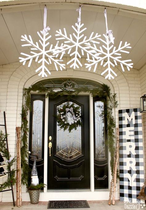 White Outdoor Christmas Decor, Porch Diy, Outdoor Christmas Diy, White Porch, Black And White Christmas, Outdoor Christmas Decor, Black White Christmas, Christmas Front Porch, Christmas Porch Decor