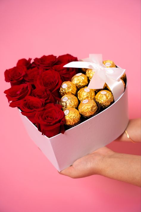 Surprise gift heart shaped box with roses and ferrero rosher, unique gift hear box Heart Shaped Box With Roses, Heart Box Bouquet, Heart Boxes With Flowers, Heart Shape Gift Box Ideas, Heart Shape Flower Bouquet, Flower Chocolate Box Gift, Heart Box Flower Arrangement, Heart Shape Bouquet, Heart Shaped Flower Arrangement