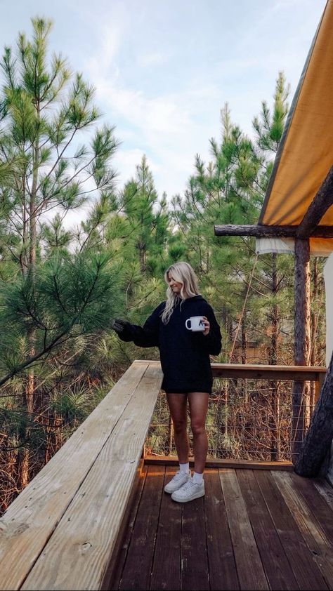 Colorado Outfit Inspo Summer, Spring Cabin Outfit, Glamping Instagram Pictures, Cabin Summer Outfits, Cabin Party Aesthetic, Cottage Outfits Aesthetic, Camping Trip Outfits, Cute Cabin Outfits, Summer Cabin Outfit