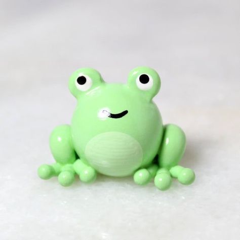 Clay Crafts Frog, Frog Sculpture, Crea Fimo, Totem Animal, Clay Crafts For Kids, Kids Clay, Frog Figurines, Polymer Clay Figures, Sculpey Clay