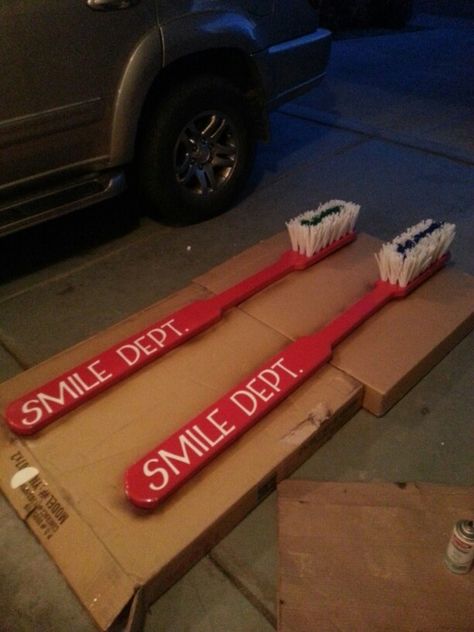 Giant toothbrush Giant Toothbrush Diy, Dental Parade Float Ideas, Giant Toothbrush, Dental Activities, Diy Toothbrush, Maximalist Bathroom, Homecoming Floats, Tooth Brushes, Dental Assisting