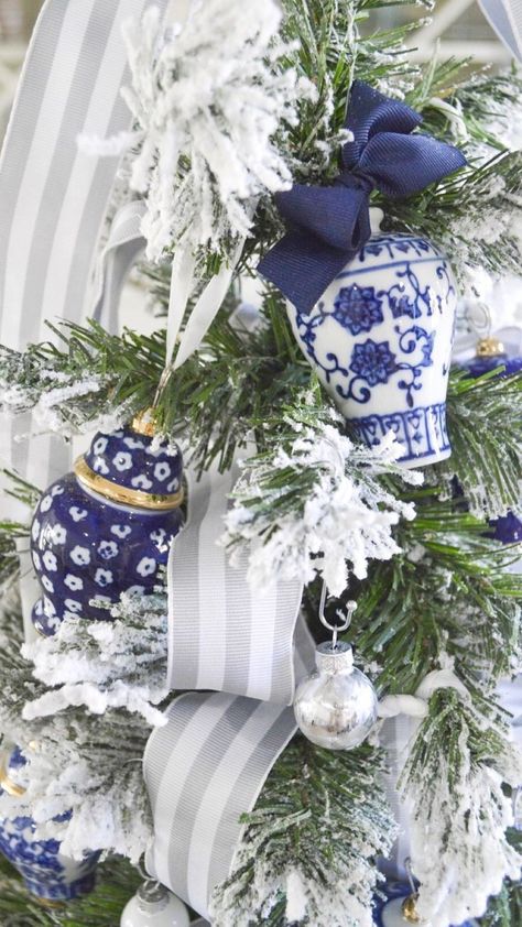 Chinoiserie Christmas Decor, Tattoos Outdoors, Blue Christmas Tree Decorations, Blue Deck, Chinoiserie Christmas, Navy Christmas, Blue Christmas Decor, Blue Christmas Tree, Gold Christmas Decorations