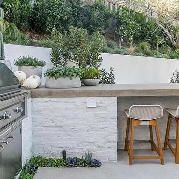 White Brick Outdoor Kitchen with Concrete Countertop Design Grill, Outdoor Kitchen Countertops, Concrete Countertop, Outdoor Kitchen Bars, Bbq Area, White Brick, Garden Studio, Concrete Countertops, Outdoor Bbq