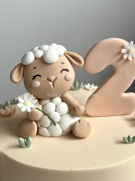 Sheep Fondant, Kue Fondant, Birthday Drip Cake, Sheep Cake, Fondant Figures Tutorial, Baby First Birthday Cake, Farm Cake, Amazing Food Decoration, Fondant Animals