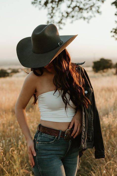 Cowgirl Senior Pictures, Western Photoshoot Ideas, Country Poses, Equine Photography Poses, Western Photo Shoots, Cowgirl Photography, Cowgirl Photoshoot, Cute Senior Pictures, Horse Photography Poses