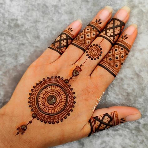 Easy Mehendi, Round Mehndi Design, Henna Tattoo Design, Short Mehndi Design, Front Mehndi Design, Simple Mehendi Designs, Tato Henna, Mehndi Designs 2018, Legs Mehndi Design