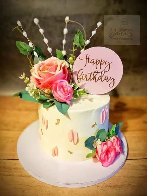 Cake Artificial Flowers, Cake With Artificial Flowers, Artificial Flower Cake, Flower Cake Design, Flower Cake Decorations, Ma Cherie, Birthday Cake With Flowers, Simple Birthday Cake, Cake Decorating Designs