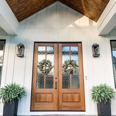 This farmhouse inspired front porch from Farmhouse Idea (IG) features the classic, three-light Santee wall lanterns, which have a rectangular frame, clear glass, and dark finish. #frontporchideas #frontporchdecor #frontporchdecorating #porchdecor #porchlighting #outdoorlightingideas #outdoorlightingfixtures #farmhousedecor #farmhousestyle #farmhouseideas #farmhousedecorideas #rectangular #darkfinish #clearglass Decorating Farmhouse, Front Porch Ideas For Mobile Homes, Farmhouse Front, Front Porches, Up House, Farmhouse Exterior, Mobile Homes, Wall Lantern, Dream House Exterior