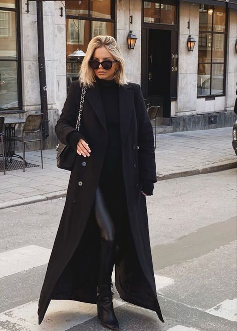 Black Coat Outfit Winter Classy, Black Winter Coat Outfit, Black Coat Outfit Winter, Long Black Coat Outfit, Duster Outfit, Black Coat Outfit, Gno Outfit, Long Coat Outfit, Winter Date Night Outfits