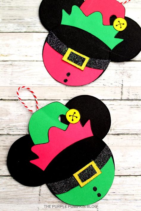 This super cute Elf Mickey Mouse Christmas Ornament craft is so much fun to make and is a quick and simple craft for the holidays! This Disney craft is fun for all ages and is made very easily using a free printable template and construction paper. Click to find out how to make this awesome Mickey Mouse elf ornament! Disney Christmas Printables Free, Disney Templates, Disney Ornaments Diy, Disney Christmas Crafts, Mickey Craft, Elf Craft, Mickey Mouse Christmas Ornament, Minnie Ornaments, Miki Mouse