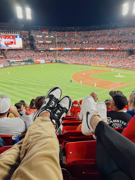 Couple At A Baseball Game, Sporting Event Aesthetic, Baseball Aesthetic Pictures, Stadium Couple Pictures, Yankee Stadium Picture Ideas, Mlb Game Aesthetic, Baseball Game Aesthetic Couple, Romance Asthetic Picture, Sports Games Aesthetic