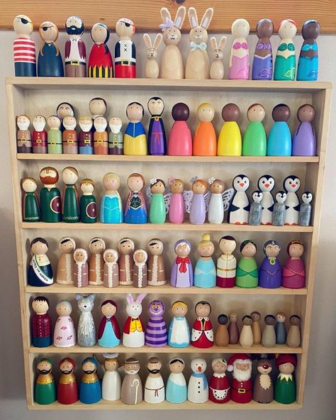 Peg Doll Farmer, Wooden Peg People Ideas, Peg Doll Storage, Peg Dolls Painting, How To Make Peg Dolls, Peg Doll Display, Painting Peg Dolls, Peg Doll Painting, Painted Peg People