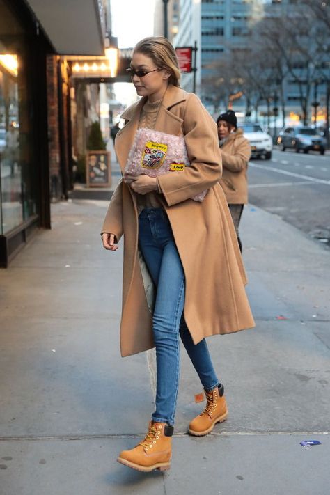 Outfit Botas Timberland Mujer, Outfits Con Botas Timberland, Brunch Party Outfit, Winter Street Styles, Timberland Outfits Women, Party Outfit Winter, Brunch Outfit Winter, Outfit Botas, Winter Party Outfit