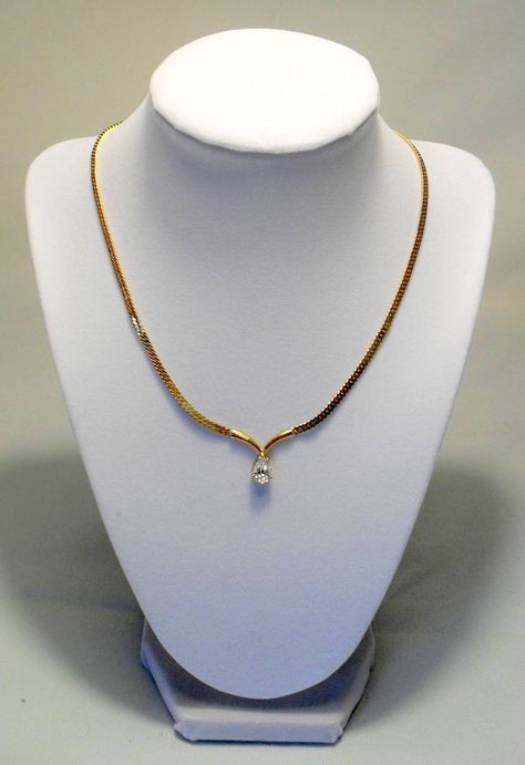 Simple Neck Chain Designs Gold, Gold Chain With Pendant Indian, Modern Gold Jewelry Necklaces, Gold Pendent Simple, Trending Gold Jewellery Designs, Neck Chains Gold Simple, Gold Pendent Designs, Gold Chain Designs For Women, Necklace Design Ideas