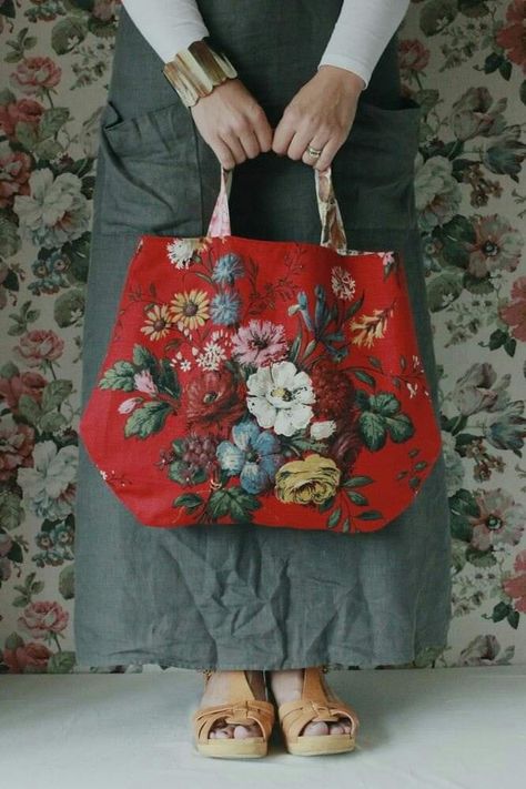 Sac Diy, Diy Bags Purses, Carpet Bag, Floral Bags, Boho Bags, Patchwork Bags, Fabric Bags, Sewing Bag, Diy Bag