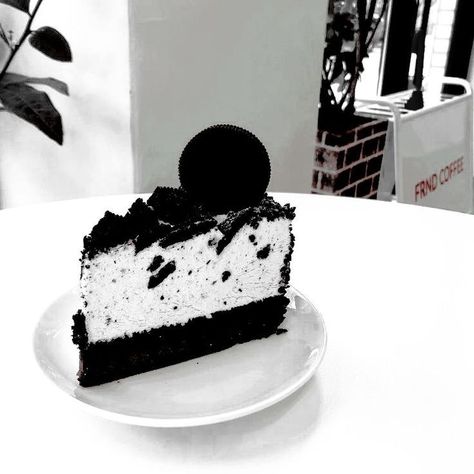 Black Dessert, Black Food, Black And White Theme, White Tone, Visual Inspiration, Black And White Aesthetic, White Aesthetic, Cute Food, Black Aesthetic