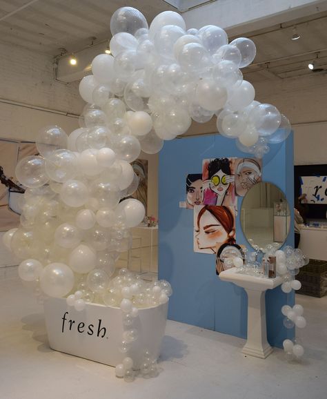 Bubble Sculpture, Balloon Archway, Bubble Birthday Parties, Birthday Party Balloons, Girls Party Decorations, Transparent Balloons, Bubble Party, 21st Birthday Decorations, Grad Party Decorations