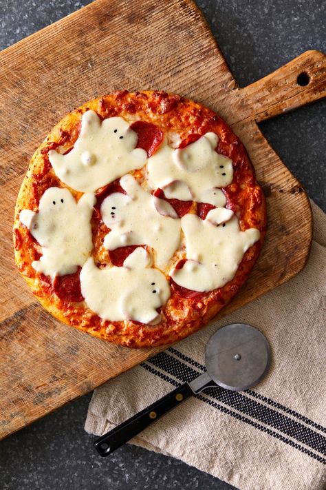 Ghost Food, Costco Pizza, Ghost Pizza, Homemade Halloween Treats, Halloween Potluck, Slow Cooker Applesauce, Halloween Appetizers Easy, Holiday Entertaining Food, Cinnamon Twists