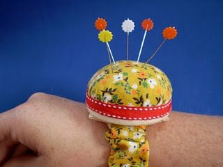 wrist pincushion tutorial Wrist Pincushion, Quilters Bag, Wrist Pin Cushion, Diy Pin Cushion, Pincushion Tutorial, Cushion Tutorial, Pin Cushions Patterns, Thread Up, Diy Cushion