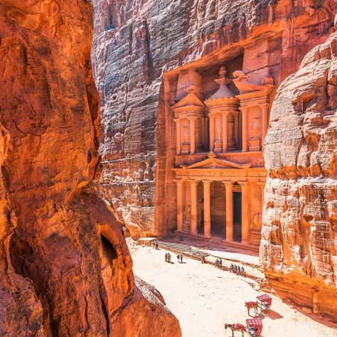 Discover the ancient beauty of Petra, Jordan! 🏛️ Carved into rose-red cliffs, this lost city is a true wonder of the world, where history and nature come together in stunning harmony. 👉🏼 wanderlustapp.io Link in bio too! #jordan #petra #petrajordan Wonder Of The World, Petra Jordan, Ancient Beauty, Lost City, Come Together, Art Class, Art Classes, Wonders Of The World, Red Roses