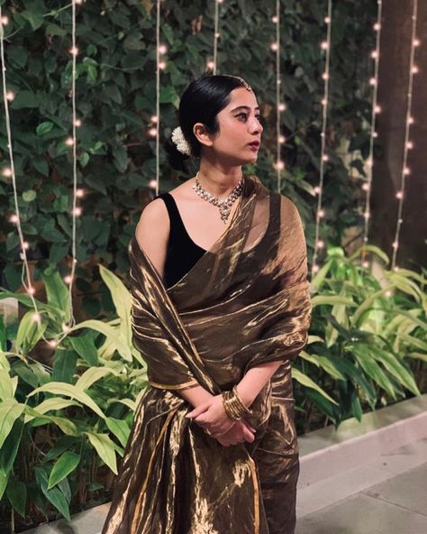 Iconic Saree Looks, Golden Blouse For Saree, Golden Saree Look, Gold Tissue Saree, Copper Saree, Saree For Wedding, Metallic Saree, Elegant Semi-stitched Gold Saree, Gold Saree