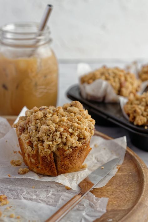 Banana Cinnamon Muffins with Crumble Topping Cinnamon Crunch Banana Muffins, Muffin Crumble, Banana Crumble Muffins, Muffins With Crumble Topping, Banana Streusel Muffins, Banana Cinnamon Muffins, Banana Protein Muffins, Banana Oatmeal Muffins, Banana Oat Muffins