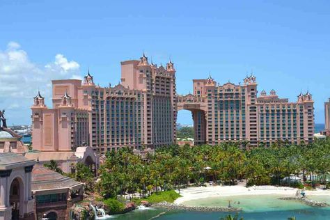 Qué visitar en Nassau, la capital de las Bahamas Las Bahamas, Paradise Hotel, Beach Tops, Nassau, Travel Insurance, Atlantis, Travel Quotes, Bahamas, Beautiful Places