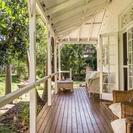 Coastal Queenslander with Original Features Queenslander Homes Interior, Queenslander Homes Exterior, Queenslander Homes, Outdoor Architecture, Queenslander House, Real Estate Websites, Farm Lifestyle, Brace Yourself, Australian Homes