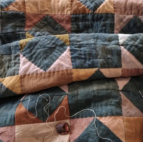 Quilting Aesthetic, Aesthetic Quilts, Hand Quilting Projects, Patchwork Quilts Patterns, Cottagecore Quilt, Simple Patchwork Quilt, Hand Sewn Quilt, Brown Quilt, Hand Stitched Quilt