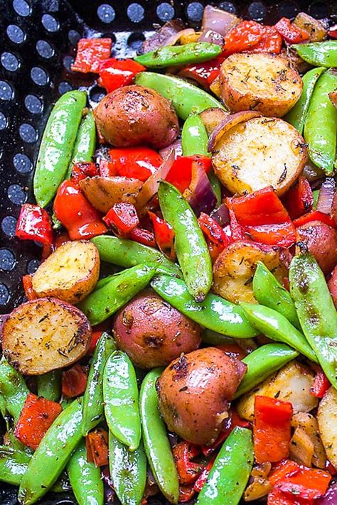 Next time you're grilling some steaks or your favorite protein, try these super easy grilled potatoes and veggies - a two-in-one side dish. Dinner in a flash with whatever veggies you have lying around. Grilled Veggies Recipes, Grilled Sides, Grilled Side, Recipe With Potatoes, Potatoes And Veggies, Veggie Options, Potatoes Dinner, Yummy Vegetables, Vegetarian Sides