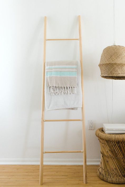 Blanket ladder tutorial using wooden dowels Diy Ladder Blanket Holder, Ladder Blanket Holder, Easy Diy Blanket, Furniture Build, Blanket Holder, Diy Blanket, Diy Clothes Rack, Easy Diy Home Decor, Round Blanket