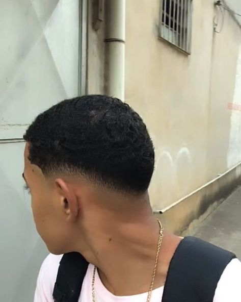 Cortes de cabelo masculino evoluíram de simples necessidades estéticas para expressões complexas de estilo pessoal. Esses cortes desempenham um papel vital na definição da identidade visual contemporânea. Ao mergulharmos no universo capilar masculino, é evidente que a busca por inovação e autenticidade molda constantemente as tendências nos últimos anos. Corte Mandrake, Foden Hair Styles, Semi Bald Fade Haircut Men, Bald Haircut Men, Semi Bald Haircut Men, Semi Bald Haircut, Low Fade Afro, Low Fade Redondo, Short Hair Black Men