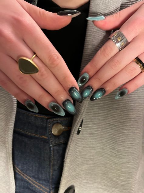 Simple Fall Designs, Trendy Green Nails, Chic Almond Nails, Eye Nails Design, Nails Design Almond, Green Nail Art Ideas, Easy Halloween Nails, Stone Nails, Emerald Nails