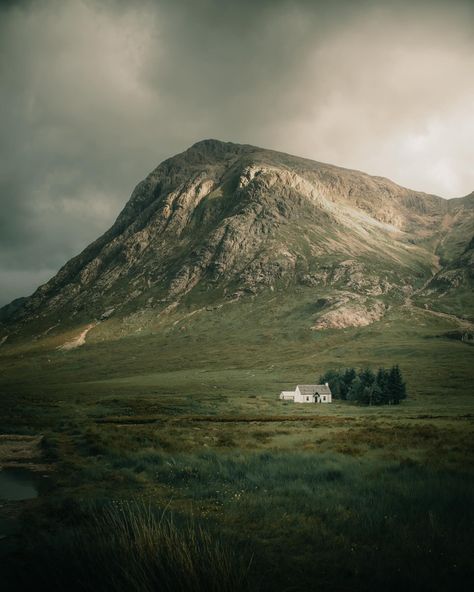 Little house in the middle of nowhere This location was our favorite for sure ☺️ It is absolutely beautiful and guys, you have to visit this land if you are in Scotland 🏴󠁧󠁢󠁳󠁣󠁴󠁿 —————————————-———————————— MULTIVERSE Presets Pack is available 🎨💯👀 All of my pictures are edited with my presets pack Link is in my bio. —————————————-———————————— Follow for more : @pattakespictures —————————————-———————————— ✅ Story Re-shares are appreciated ✅ ✅ Don’t forget to like and save this post ✅ 💯... Middle Of Nowhere House, House In Middle Of Nowhere, House In The Middle Of Nowhere, In The Middle Of Nowhere, Middle Of Nowhere, Little House, In The Middle, Follow For More, The Middle