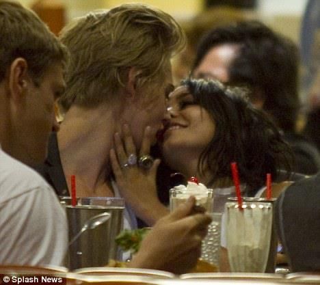 Austin Butler And Vanessa Hudgens, Austin Butler And Vanessa, Vanessa And Austin, Vanessa Hudgens And Austin Butler, Oc California, Shannara Chronicles, Paparazzi Photos, The Love Club, Austin Butler